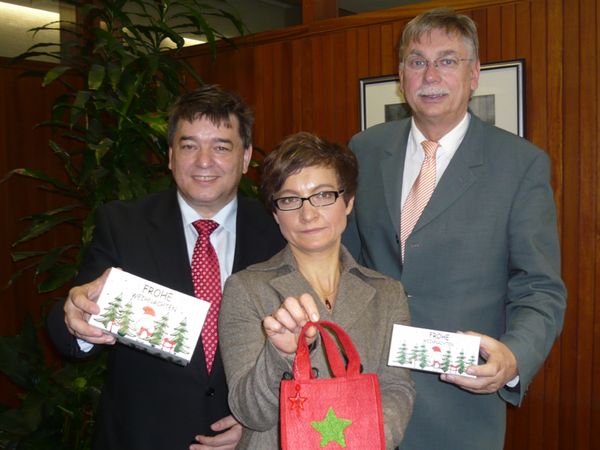 Schirmherr und Bürgermeister Werner Arndt (li.), Theaterleiterin Claudia Schwiwdrik-Grebe und der Vorsitzende des Verein der Freunde und Förderer e.V. der Neuen Philharmonie Westfalen, Dr. Hans-Joachim Gigerl (re.).