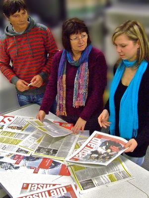 Kollegen tauschen sich aus: Studienleiterin Hildegard Bode bespricht mit Angela Raiger und Thomas Gerlach die Struktur des neuen Programmheftes.