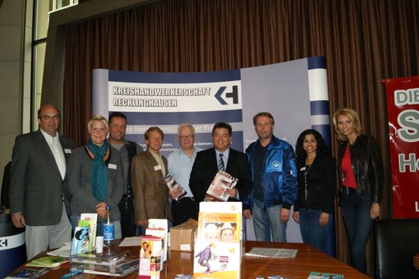 Handwerker/innen versammelten sich am Stand der Kreishandwerkerschaft Recklinghausen (v.l.): Harald Laß (Marler Lackierer Innung), Annika Schröer (Marler Lackierer Innung), Dachdecker Arnd Neubauer, Ralf Ulrich (Kreishandwerkerschaft), Wilhelm Küper (K