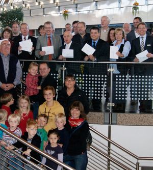 Marler Vereine und Institutionen freuen sich über Spenden der Sparkasse.