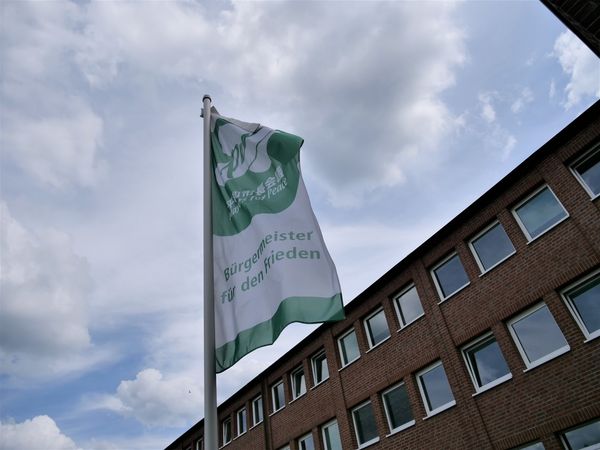 Die "Mayors for peace"-Flagge weht am Stadthaus 1. Foto: Stadt Marl / Pressestelle.