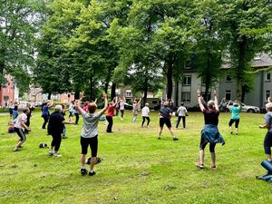 Der StadtSportVerband Marl präsentiert in den Sommerferien wieder tolle Angebote in der Natur. Trainiert wird immer montags und donnerstags. Die Teilnahme ist kostenfrei. Bereits gestern startete das Projekt im Alt-Marler Volkspark.
