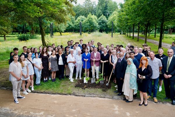 Zahlreiche Jugendliche und Gäste aus Marls Partnerstädten besuchten die symbolische Pflanzung des Ginkgo-Baums im Friedenspark.