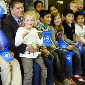 Am Weltkindertag beantwortete Bürgermeister Werner Arndt Fragen von Schülerinnen und Schülern.
