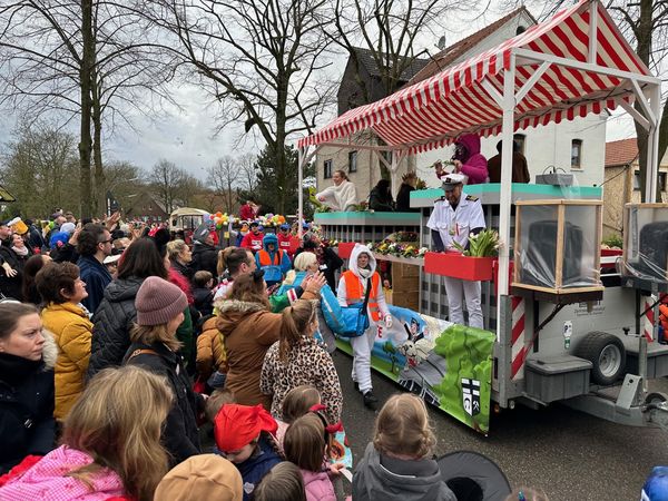 Reichlich Kamelle gab es auch auf dem städtischen Wagen. Bürgermeister Werner Arndt und seine Mitarbeitenden warfen ordentlich Bonbons und verteilten Orden. Fotos: Stadt Marl / Pressestelle