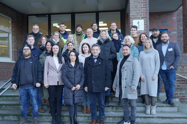 Im Rahmen eines Willkommensfrühstücks begrüß;te Bürgermeister Werner Arndt 22 neue Mitarbeitende im Stadthaus 1. Foto: Stadt Marl / Pressestelle