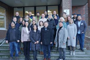 Im Rahmen eines Willkommensfrühstücks begrüß;te Bürgermeister Werner Arndt 22 neue Mitarbeitende im Stadthaus 1. Foto: Stadt Marl / Pressestelle