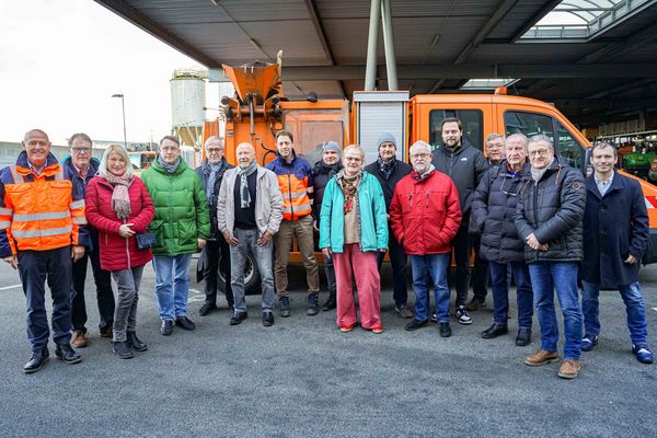 Im Vorfeld der Sitzung besichtigten die Politikerinnen und Politiker den umfangreichen Fuhrpark des Betriebshofes. Foto: Stadt Marl / Pressestelle
