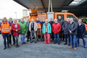 Im Vorfeld der Sitzung besichtigten die Politikerinnen und Politiker den umfangreichen Fuhrpark des Betriebshofes. Foto: Stadt Marl / Pressestelle