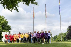 Bunte Vielfalt: In den Farben der Regenbogenfahne setzten zahlreiche Marlerinnen und Marler in Form einer menschlichen Fahne ein Zeichen der Solidarität. Fotos: Stadt Marl / Pressestelle
