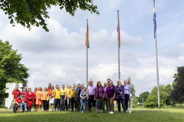 Bunte Vielfalt: In den Farben der Regenbogenfahne setzten zahlreiche Marlerinnen und Marler in Form einer menschlichen Fahne ein Zeichen der Solidarität. Fotos: Stadt Marl / Pressestelle