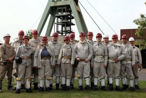 Gruppenfoto mit den drei MdBs auf AV 8