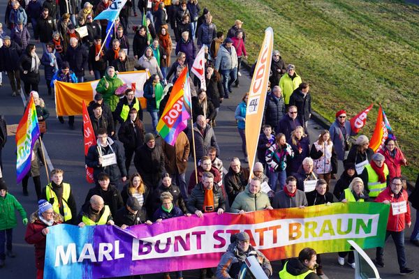 "Marl bunt statt braun": Mit diesem farbenfrohen Banner zogen die Lokalpolitikerinnen und Lokalpolitiker durch Marls Straß;en.