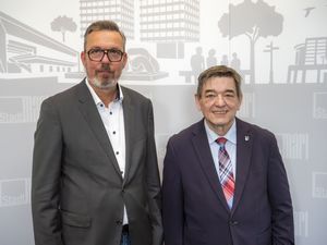 Bürgermeister Werner Arndt begrüß;te jetzt den neuen Leiter des Amtes für Gebäudemanagement Claas Frein zum Dienstantritt im Stadthaus 1. Foto: Stadt Marl / Pressestelle.