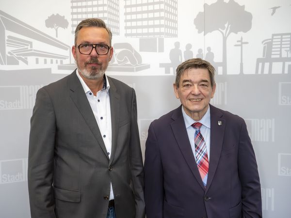 Bürgermeister Werner Arndt begrüß;te jetzt den neuen Leiter des Amtes für Gebäudemanagement Claas Frein zum Dienstantritt im Stadthaus 1. Foto: Stadt Marl / Pressestelle.