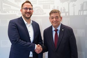 Bürgermeister Werner Arndt (re.) begrüß;te den neuen Kämmerer Daniel Greb jetzt zum Dienstantritt im Stadthaus 1. Foto: Stadt Marl / Pressestelle