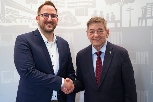 Bürgermeister Werner Arndt (re.) begrüß;te den neuen Kämmerer Daniel Greb jetzt zum Dienstantritt im Stadthaus 1. Foto: Stadt Marl / Pressestelle