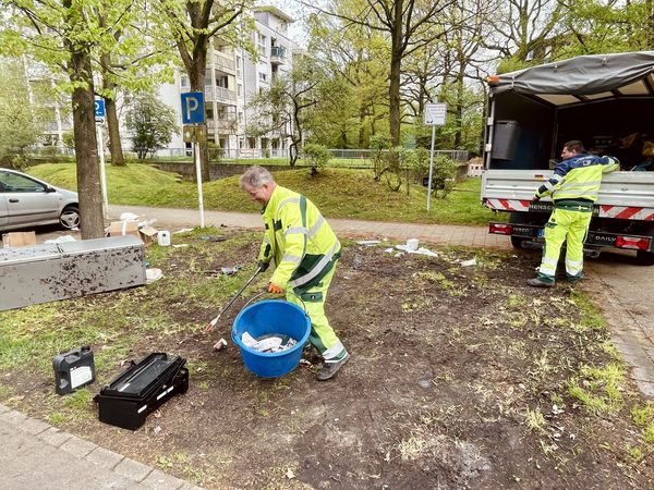 Mitarbeitende des ZBH beseitigen täglich wilde Müllkippen im Marler Stadtgebiet.