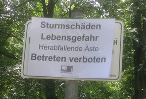 Hinweisschild auf Sperrung wegen Sturmschäden