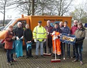 Bürgermeister Werner Arndt (in Arbeitskleidung) mit fleißigen Fegern beim Besentag