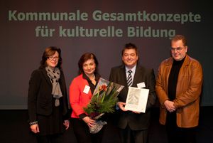 Das Foto zeigt (v.l.) Ministerin Ute Schäfer, Theaterleiterin Claudia Schwidrik-Grebe, Bürgermeister Werner Arndt und Musikschulleiter Günter Braunstein bei der Preisverleihung am Montag (3.12.) in Düsseldorf.