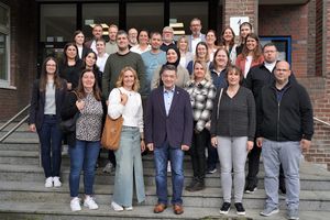 Mit einem Willkommens-Frühstück begrüß;te Bürgermeister Werner Arndt jetzt 22 neue Mitarbeitende im Stadthaus 1. Foto: Stadt Marl / Pressestelle.