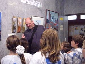 Die "Kulturstrolche" besichtigen die Ausstellung im Rathaus.