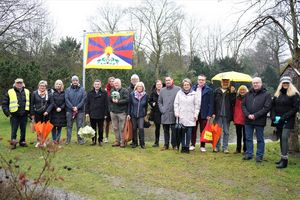 Bürgermeister Werner Arndt hisste zusammen mit Vertreterinnen und Vertretern der Fraktionen, Bürgerschaft und Verwaltung die Tibet-Flagge an der Paracelsus-Klinik. Foto: Stadt Marl / Pressestelle