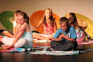 Kulturstrolche in Aktion: Bei der Auftaktveranstaltung im Marler Theater begrüßten die erfahrenen Kulturstrolche die "Frischlinge" mit einem Tanz zu "Die vier Jahreszeiten" von Vivaldi.