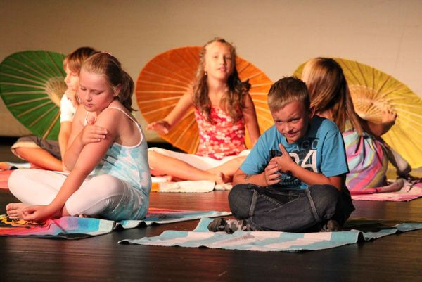 Kulturstrolche in Aktion: Bei der Auftaktveranstaltung im Marler Theater begrüßten die erfahrenen Kulturstrolche die "Frischlinge" mit einem Tanz zu "Die vier Jahreszeiten" von Vivaldi.