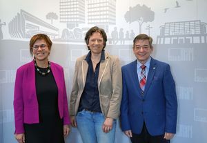 Das Bild zeigt Vivien Wiers, neue Leiterin des Amtes für Klimaschutz und Nachhaltigkeit (Mitte), Bürgermeister Werner Arndt und die technische Dezernentin Andrea Baudek. Foto: Stadt Marl / Pressestelle