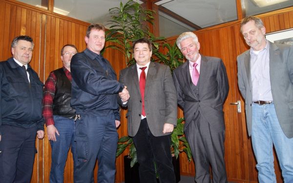 Feuerwehrleute können sich auf Vergütung für Mehrarbeit freuen: Der Kompromiss wurde heute im Rahmen eines Pressegesprächs auch per Handschlag besiegelt. Das Foto zeigt den Leiter der Feuerwehr, Peter Blomtrath, Hans Vogtländer (Personalrat), Jörg O