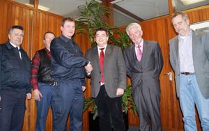 Feuerwehrleute können sich auf Vergütung für Mehrarbeit freuen: Der Kompromiss wurde heute im Rahmen eines Pressegesprächs auch per Handschlag besiegelt. Das Foto zeigt den Leiter der Feuerwehr, Peter Blomtrath, Hans Vogtländer (Personalrat), Jörg O