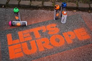 Mit Sprühkreide für ein starkes Europa: "LET'S EUROPE".