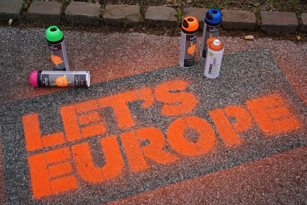 Mit Sprühkreide für ein starkes Europa: "LET'S EUROPE".