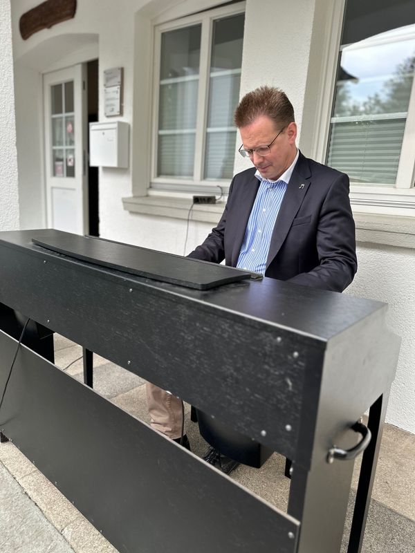 Für die musikalische Begleitung sorgte Volker Zwetschke am E-Piano. Fotos: Stadt Marl / Pressestelle.