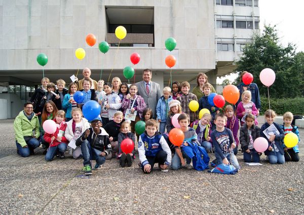 Schöner Abschluss: Kinder von Marler Grundschulen ließen am Weltkindertag gemeinsam mit Bürgermeister Werner Arndt viele bunte Luftballons mit Wünschen aufsteigen
