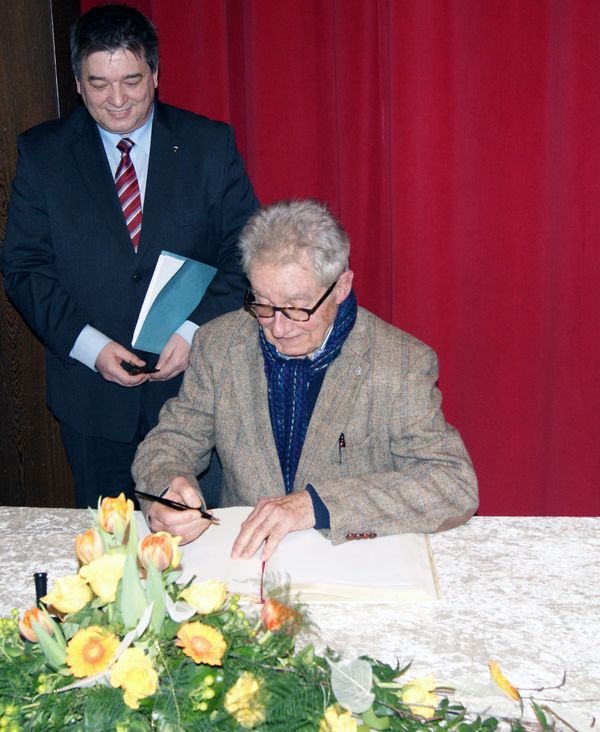 Der Filmemacher Peter Lilienthal trug sich sichtlich bewegt ins Goldene Buch der Stadt Marl ein.