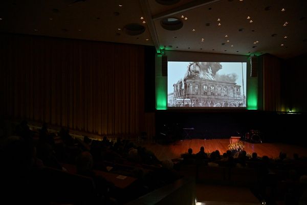 Der Leistungskurs Geschichte des Albert-Schweitzer-/Geschwister-Scholl-Gymnasiums (ASGSG) erweckte Augenzeugenberichte mithilfe originaler Fotoaufnahmen zum Leben. Foto: Stadt Marl / Ralf Deinl