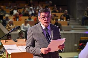 Bürgermeister Werner Arndt nahm gemeinsam mit den Anwesenden eine Gruß;botschaft für Halina Birenbaum auf. Foto: Stadt Marl / Ralf Deinl