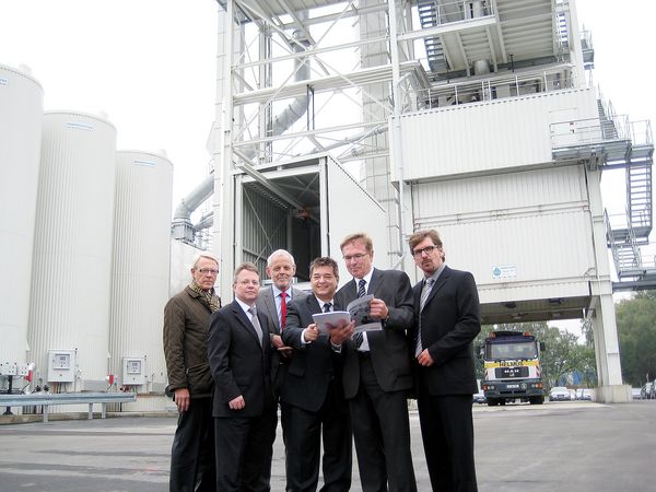 Eröffneten am Freitag (10.9.) die neue Asphaltmischanlage im Industriepark Dorsten/Marl: Dr. Hans-Rudolf Jürging (STEAG), Klaus Langenberg (Geschäftsführer Projektgesellschaft Dorsten-Marl), Dorstens Bürgermeister Lambert Lütkenhorst, Marls Bürgerm