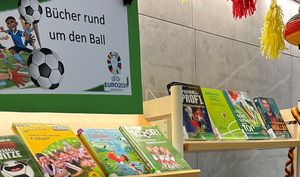 Im Türmchen warten unter anderem zahlreiche Bücher zu Europa und zur Fuß;ball-EM. Foto: Stadt Marl