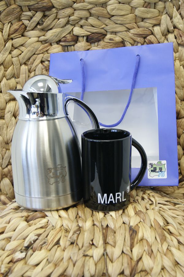 Als Angebot des Monats gibt's die Edelstahl-Isolierkanne und eine Tasse mit Stadtwappen in einer Geschenktüte mit Sichtfenster.