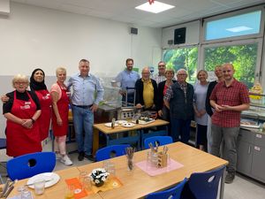 Das Projekt „brotZeit“ ist nun auch in Marl gestartet. Mitglieder des Ausschusses für Schule und Sport waren in der Martin-Buber-Schule zu Besuch. Foto: Stadt Marl