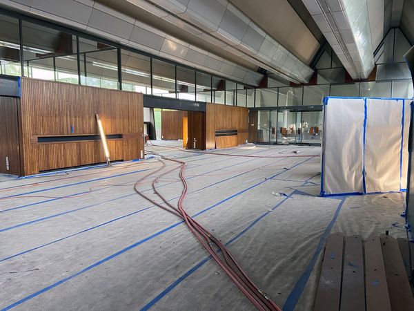 Im Foyer des Sitzungstraktes werden noch fleiß;ig Kabel zur Versorgung der Baustelle verlegt. Foto: Stadt Marl / Pressestelle