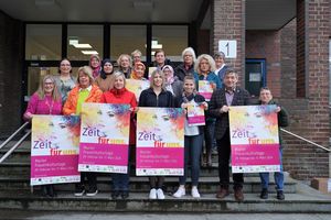 Bürgermeister Werner Arndt und die Veranstalterinnen laden im Rahmen der Marler Frauenkulturtage 2024 zu einem bunten Programm ein. Foto: Stadt Marl / Pressestelle.
