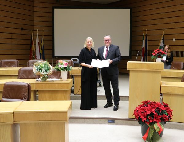 Landrat Bodo Klimpel überreicht Dr. Carmen Giese das Bundesverdienstkreuz. Foto: Kreis Recklinghausen.