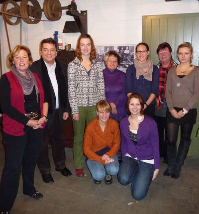 Vorstandssitzung des Partnerschaftsvereins Marl-Creil-Pendle: Ingrid Heinen (v. l.), Bürgermeister Werner Arndt, Helga Korfmann, Helga Ahlert, Leonie Hornig, Anna Krause, Rebecca Spannenkrebs Martha Kubisch und Lavinia Ostach.