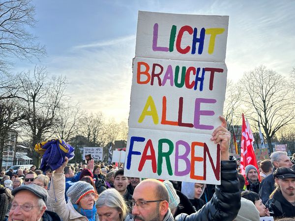 Mit einem selbst gebastelten Schild tat dieser Demonstrant seine Meinung kund. Fotos: Stadt Marl / Pressestelle