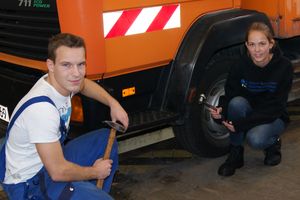 Michelle Deppe lässt sich von Marco Meister, Auszubildender in der Kfz-Werkstatt der Stadt, Marl den ausgetauschten Einstieg zeigen.